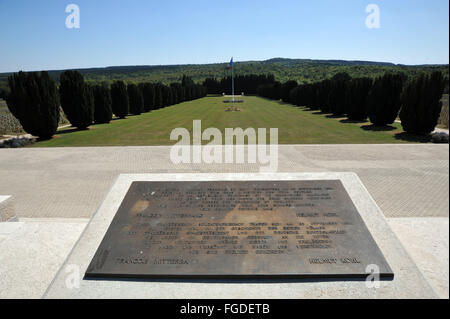 Blick über den Friedhof Gedenkstätte Douaumont, Frankreich, im August 2009. Douaumont war einer der akut über Festungen in der Schlacht um Verdun im ersten Weltkrieg gekämpft, doch das ehemalige Dorf ist besser bekannt für die Gedenkstätte und das Beinhaus von Douaumont enthält die sterblichen Überreste von mehr als 130.000 unbekannten Soldaten. Der Friedhof trägt die Überreste von 15.000 französischen Soldaten und Offiziere KIA. Foto: Romain Fellens Stockfoto