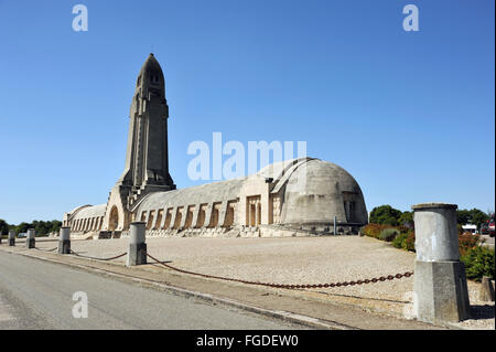 Blick auf einen Teil der Gedenkstätte Douaumont, Frankreich, im August 2009. Douaumont war einer der akut über Festungen in der Schlacht um Verdun im ersten Weltkrieg gekämpft, doch das ehemalige Dorf ist besser bekannt für die Gedenkstätte und das Beinhaus von Douaumont enthält die sterblichen Überreste von mehr als 130.000 unbekannten Soldaten. Der Friedhof trägt die Überreste von 15.000 französischen Soldaten und Offiziere KIA. Foto: Romain Fellens Stockfoto