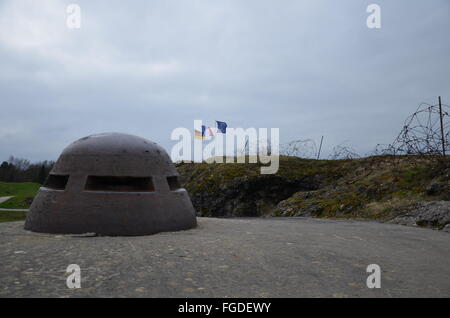 Verdun, Frankreich. 12. Februar 2016. Die französischen, deutschen und EU-Flaggen wehen über die Überreste von Fort de Douaumont bei Verdun, Frankreich, 12. Februar 2016. Der 100. Jahrestag des Beginns der Schlacht um Verdun ist am 21. Februar 2016. Foto: SEBASTIAN KUNIGKEIT/DPA/Alamy Live-Nachrichten Stockfoto