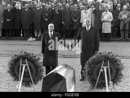 (Dpa-Dateien) - Bundeskanzler Helmut Kohl hält die Hand des französischen Präsidenten François Mitterrand (L) an den Gräbern von Verdun, Frankreich, 22. September 1984. Die Schlacht von Verdun zwischen Frankreich und Deutschland fand während der WWI 1916. Stockfoto