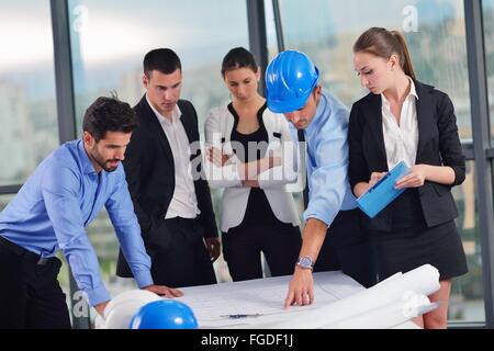 Geschäftsleute und Ingenieure treffen Stockfoto