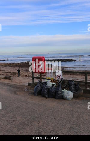 Müllsäcke nach Sturm Rückstände auf Aberdeen Strand Schottland Januar 2016 Stockfoto