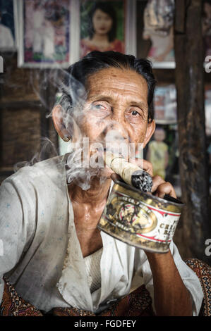 Alte Frau, die einer großen Zigarre, hergestellt aus Tabak und Mais verlässt. Stockfoto