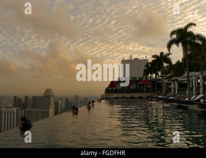 Der Infinity-Pool auf der Oberseite das Marina Bay Sands Hotel in Singapur. Stockfoto