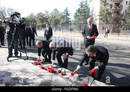 Ankara, Türkei. 19. Februar 2016. Der türkische Ministerpräsident Ahmet Davutoglu (Front-C) legt Blumen am Tatort die Autobombe in Ankara, Türkei, 19. Februar 2016. Insgesamt 28 Personen starb am Mittwoch Auto Bombenanschlag in Ankara. Bildnachweis: Mustafa Kaya/Xinhua/Alamy Live-Nachrichten Stockfoto