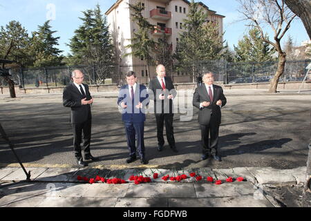 Ankara, Türkei. 19. Februar 2016. Der türkische Ministerpräsident Ahmet Davutoglu (2 L) zahlt Kondolenzschreiben am Tatort die Autobombe in Ankara, Türkei, 19. Februar 2016. Insgesamt 28 Personen starb am Mittwoch Auto Bombenanschlag in Ankara. Bildnachweis: Mustafa Kaya/Xinhua/Alamy Live-Nachrichten Stockfoto