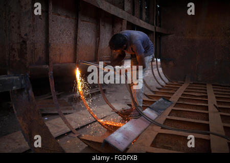 Dhaka, Bangladesch. 18. Februar 2016. Arbeitskraft Gebrauch Schweißer zu Reparaturen am 18. Februar 2016 eine große Fähre auf Werft am Ufer Flusses von Buriganga in Dhaka, Bangladesch. Mindestens achtundzwanzig Werften besetzen 30,96 Hektar Buriganga Ufer wurden im Betrieb ohne angemessene Sicherheitsmaßnahmen und Richtlinien. Die Abfälle und Chemikalien aus der Reparaturen verschmutzen Flusses. Bildnachweis: Zakir Hossain Chowdhury Zakir/Alamy Live-Nachrichten Stockfoto