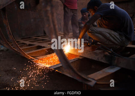 Dhaka, Bangladesch. 18. Februar 2016. Arbeitskraft Gebrauch Schweißer zu Reparaturen am 18. Februar 2016 eine große Fähre auf Werft am Ufer Flusses von Buriganga in Dhaka, Bangladesch. Mindestens achtundzwanzig Werften besetzen 30,96 Hektar Buriganga Ufer wurden im Betrieb ohne angemessene Sicherheitsmaßnahmen und Richtlinien. Die Abfälle und Chemikalien aus der Reparaturen verschmutzen Flusses. Bildnachweis: Zakir Hossain Chowdhury Zakir/Alamy Live-Nachrichten Stockfoto