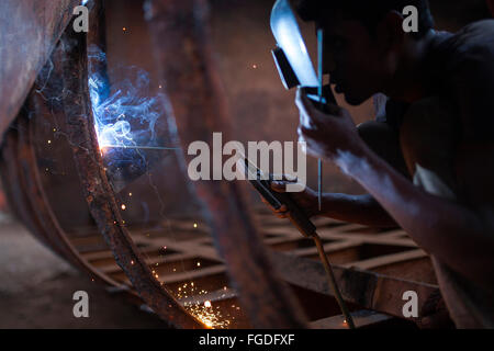 Dhaka, Bangladesch. 18. Februar 2016. Arbeitskraft Gebrauch Schweißer zu Reparaturen am 18. Februar 2016 eine große Fähre auf Werft am Ufer Flusses von Buriganga in Dhaka, Bangladesch. Mindestens achtundzwanzig Werften besetzen 30,96 Hektar Buriganga Ufer wurden im Betrieb ohne angemessene Sicherheitsmaßnahmen und Richtlinien. Die Abfälle und Chemikalien aus der Reparaturen verschmutzen Flusses. Bildnachweis: Zakir Hossain Chowdhury Zakir/Alamy Live-Nachrichten Stockfoto