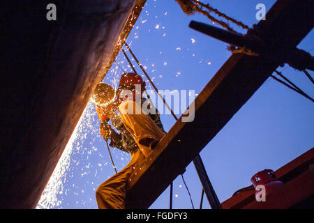 Dhaka, Bangladesch. 18. Februar 2016. Ein Arbeiter repariert Löcher auf einer großen Fähre in eine Werft am Ufer Flusses von Buriganga in Dhaka, Bangladesch am 18. Februar 2016. Mindestens achtundzwanzig Werften besetzen 30,96 Hektar Buriganga Ufer wurden im Betrieb ohne angemessene Sicherheitsmaßnahmen und Richtlinien. Die Abfälle und Chemikalien aus der Reparaturen verschmutzen Flusses. Bildnachweis: Zakir Hossain Chowdhury Zakir/Alamy Live-Nachrichten Stockfoto