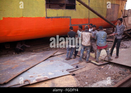 Dhaka, Bangladesch. 18. Februar 2016. Arbeitskraft Gebrauch Schweißer zu Reparaturen am 18. Februar 2016 eine große Fähre auf Werft am Ufer Flusses von Buriganga in Dhaka, Bangladesch. Mindestens achtundzwanzig Werften besetzen 30,96 Hektar Buriganga Ufer wurden im Betrieb ohne angemessene Sicherheitsmaßnahmen und Richtlinien. Die Abfälle und Chemikalien aus der Reparaturen verschmutzen Flusses. Bildnachweis: Zakir Hossain Chowdhury Zakir/Alamy Live-Nachrichten Stockfoto