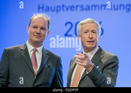 Franz M. Haniel (R), Vorsitzender des Vorstands der Metro Group und Juergen Steinemann, seinen designierten Nachfolger, besuchen die Firma Generalversammlung in Düsseldorf. 19. Februar 2016. Foto: Rolf Vennenbernd/dpa Stockfoto