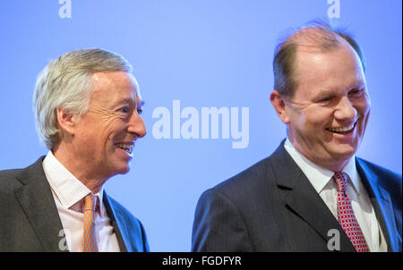 Franz M. Haniel (L), Vorsitzender des Vorstands der Metro Group und Juergen Steinemann, seinen designierten Nachfolger, besuchen die Firma Generalversammlung in Düsseldorf. 19. Februar 2016. Foto: Rolf Vennenbernd/dpa Stockfoto