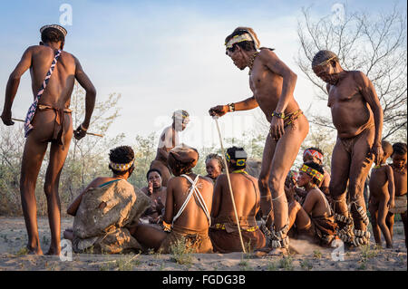 Kalahari San Menschen tanzen Kreise um Menschen sitzen auf dem Boden und Gesang. Stockfoto