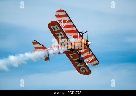 Eine Darstellung der "Flügel laufen" auf dem Flügel einer Boeing Stearman Flugzeuge während einer Flugshow. Stockfoto