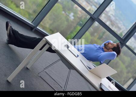glückliche junge Geschäftsmann im Büro Stockfoto