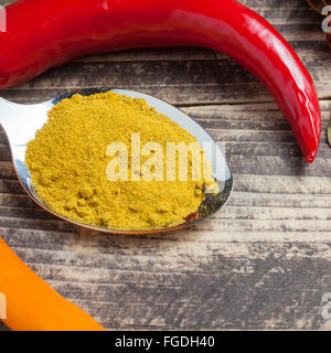 asiatischen, indische Gewürzen Currypulver Zutaten Paprika auf Vintage Holztisch Stockfoto