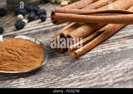 asiatischen, indische Gewürzen Currypulver Zutaten Paprika auf Vintage Holztisch Stockfoto