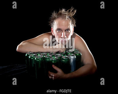 Kater. Der Mann prüft, ob es kein Tropfen Bier in der Dose gibt Stockfoto