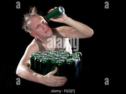 Kater. Der Mann prüft, ob es kein Tropfen Bier in der Dose gibt Stockfoto