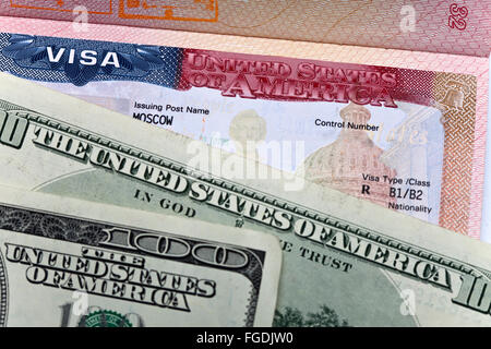 Amerikanisches Visum auf Seite der russischen internationalen Reisepass und US-Dollar Stockfoto