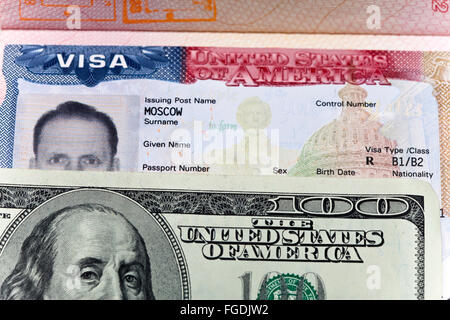 Amerikanisches Visum auf Seite der russischen internationalen Reisepass und US-Dollar Stockfoto
