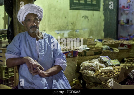 Porträt von einem mittleren Alters Ladenbesitzer mit Turban Datumsangaben in einem kleinen Stall zu verkaufen. Stockfoto
