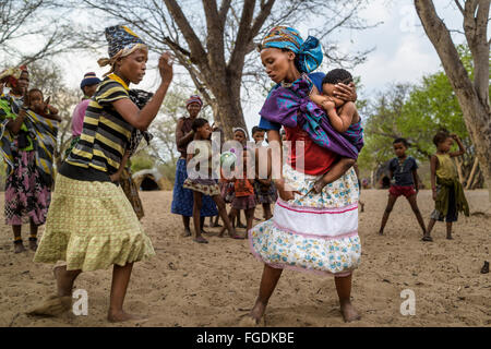 Gruppe von Personen aus dem San-Stamm ein Spiel mit einer Frucht namens "Affen orange" in einem abgelegenen Dorf aus der Kalahari-Wüste. Stockfoto