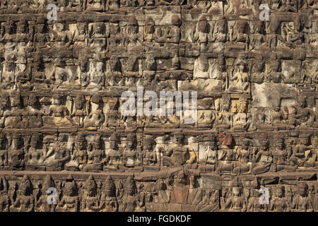 Wand des stark erodierten geschnitzten Figuren, Terrasse der Aussätzige König, Angkor Thom, in der Nähe von Siem Reap, Kambodscha, Asien. Stockfoto