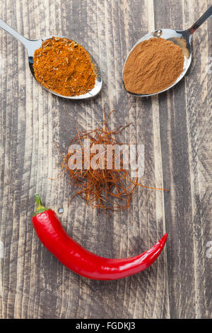 orientalische, asiatische, indische Gewürze Pfeffer Chili Safran Fäden Curcuma auf Vintage Holz-Hintergrund Exemplar Stockfoto