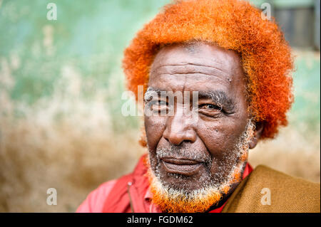 Porträt eines Mannes mit lockigem Haar und Bart, rot gefärbt. Stockfoto