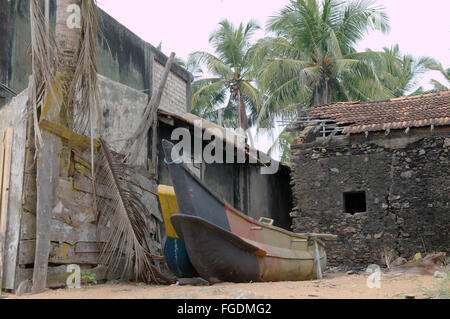 alte traditionelle Katamaran steht Angeln Boot Sri Lanka in der Nähe der Hütte, Hikkaduwa, Sri Lanka, Südasien Stockfoto