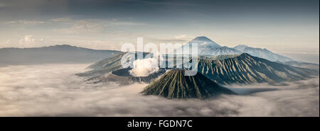 Sonnenaufgang über dem Berg Gunung Bromo, während das Tal von Nebel bedeckt bleibt. Stockfoto