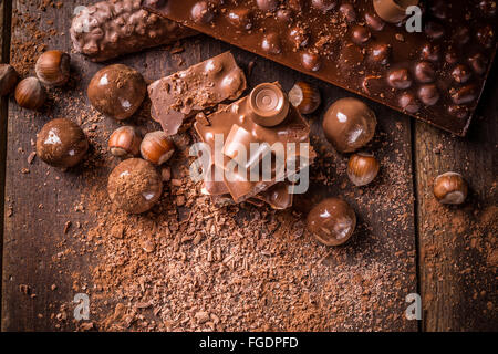 Gemischte Pralinen und Bars mit Haselnuss Stockfoto