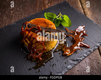 Creme Caramel mit Karamell Gitter dekoriert Stockfoto