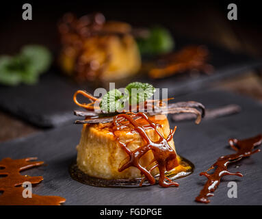 Hausgemachte Creme Caramel mit süßen Sirup serviert ein traditionelles Dessert Stockfoto