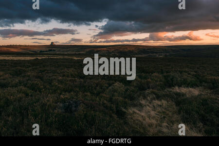 Sonnenuntergang über den North York Moors National Park mit Blick auf RAF Fylingdales an einem feinen Wintertag in der Nähe von Goathland, Yorkshire, Großbritannien Stockfoto