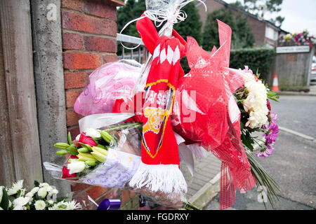 Blumen waren hinter Holz Green Crown Court in Nord-London am 16. Dezember 2015 für Polizei schießen Opfer Jermaine Baker gelegt. Stockfoto