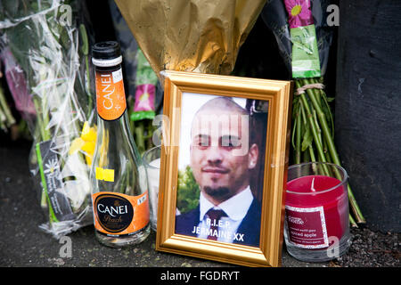 Blumen waren hinter Holz Green Crown Court in Nord-London am 16. Dezember 2015 für Polizei schießen Opfer Jermaine Baker gelegt. Stockfoto