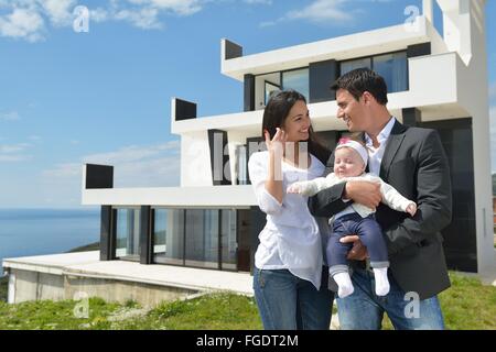 glückliche junge Familie zu Hause Stockfoto