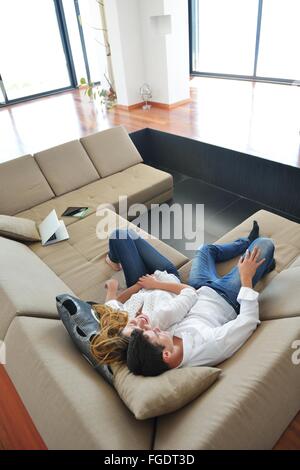 paar zu Hause mittels Tablet-computer Stockfoto