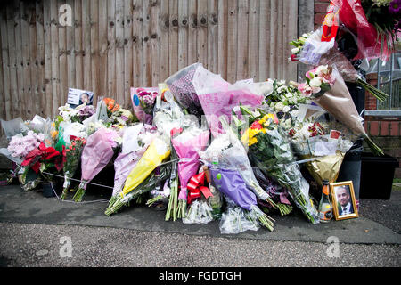 Blumen waren hinter Holz Green Crown Court in Nord-London am 16. Dezember 2015 für Polizei schießen Opfer Jermaine Baker gelegt. Stockfoto