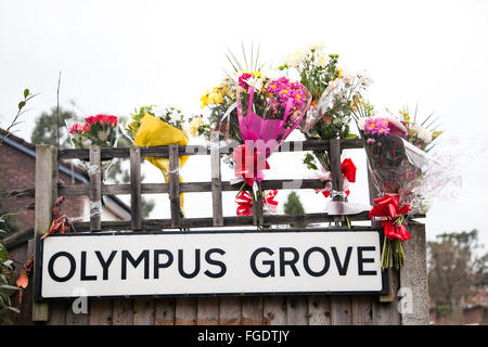 Blumen waren hinter Holz Green Crown Court in Nord-London am 16. Dezember 2015 für Polizei schießen Opfer Jermaine Baker gelegt. Stockfoto