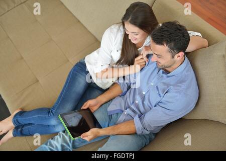 paar zu Hause mittels Tablet-computer Stockfoto
