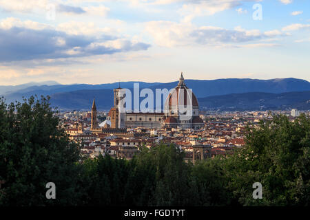 Draufsicht der Stadt Florenz mit alten und historischen Gebäuden, auf trübe Sonnenaufgang oder Sonnenuntergang Himmelshintergrund. Stockfoto