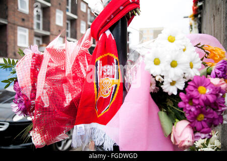 Blumen waren hinter Holz Green Crown Court in Nord-London am 16. Dezember 2015 für Polizei schießen Opfer Jermaine Baker gelegt. Stockfoto