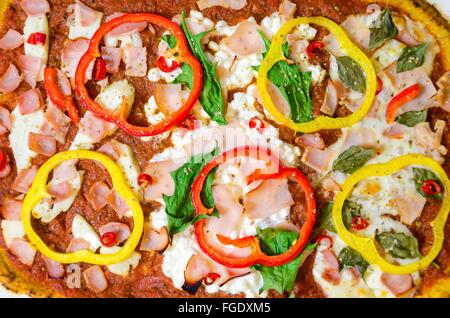 Draufsicht der rechteckigen 3 in 1 Ofen gebacken Blumenkohl Pizza Kruste belegt mit Halloumi, Landhaus, Mozzarella-Käse, Spinat, tur Stockfoto