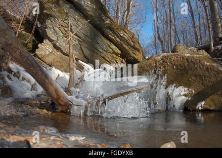 Eine kleine Kaskade verwandelt sich in eine Eisskulptur entlang Raven Rock Falls in Maryland. Stockfoto