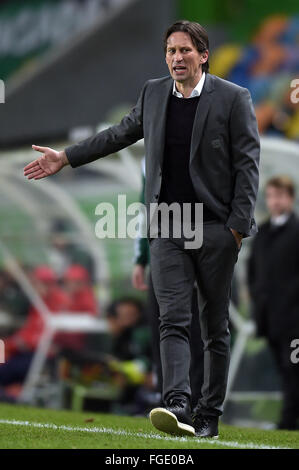 Lissabon, Portugal. 18. Februar 2016. Trainer Roger Schmidt von Leverkusen in der UEFA Europa League Runde der 32 ersten Bein-Fußballspiel zwischen Sporting Lissabon und Bayer 04 Leverkusen im José-Alvalade-Stadion in Lissabon, Portugal, 18. Februar 2016. Foto: Federico Gambarini/Dpa/Alamy Live News Stockfoto