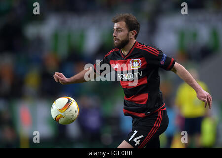 Lissabon, Portugal. 18. Februar 2016. Admir Mehmedi Leverkusen spielen den Ball während der UEFA Europa League Runde der 32 ersten Bein-Fußballspiel zwischen Sporting Lissabon und Bayer 04 Leverkusen im José-Alvalade-Stadion in Lissabon, Portugal, 18. Februar 2016. Foto: Federico Gambarini/Dpa/Alamy Live News Stockfoto